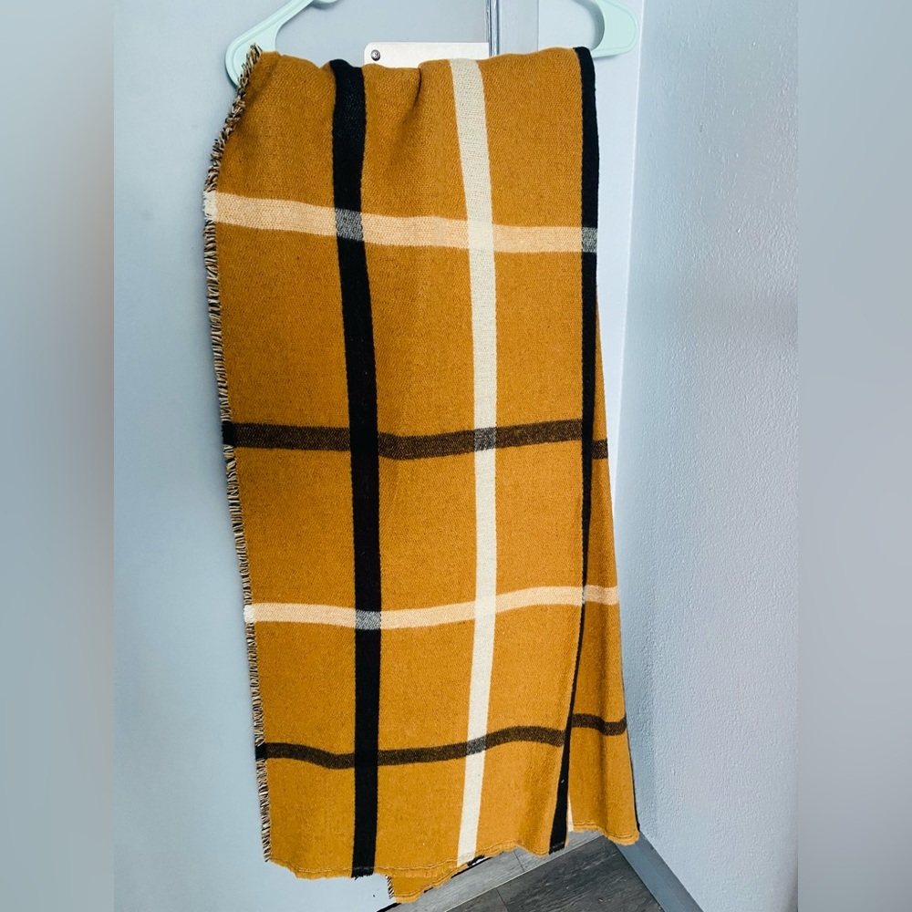 Zara. Scarf, winter wear. Brown, beige, black.